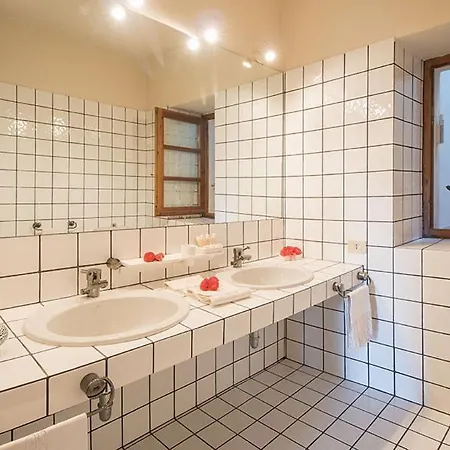 Apartment San Salvatore Sleeps 4 With Pool